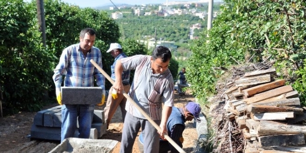 Erdemli’de Uzak Mahallelerde Parke Yol Çalişmalari Sürüyor