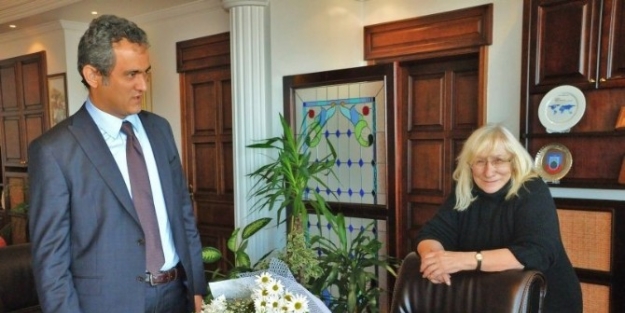 Ünlü Yazar Alev Alatlı Ödüle Doymuyor