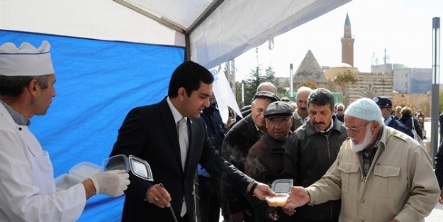Belediye Başkanı Yaşar Bahçeci Aşure Dağıttı