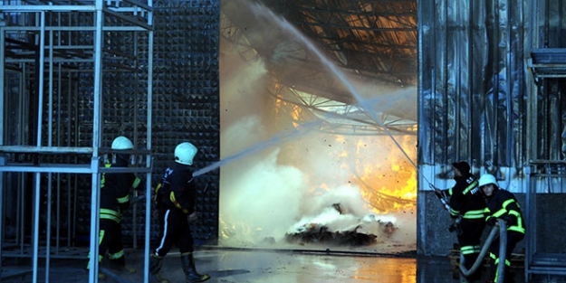 Fabrika alev alev yandı