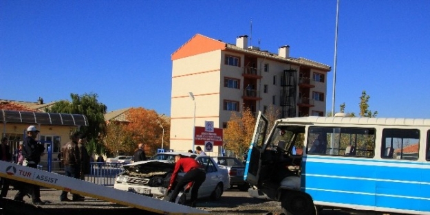 Konya’da Minibüsle Otomobil Çarpişti: 4 Yaralı