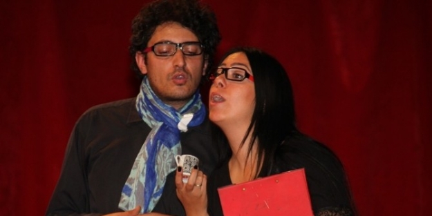 Tiyatro Sahnesinde Sürpriz Evlenme Teklifi