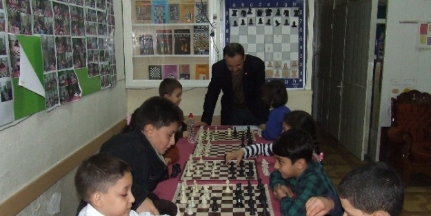 Minik Satranççılar Cumhuriyet İçin Yarıştı