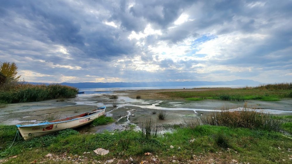 İznik Gölü'nde tehlike çanları çalıyor! Tekneler karaya oturdu