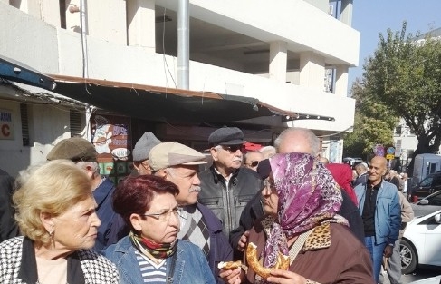 65 Yaş Kart Kuyruğu, Yaşlıları Çileden Çikardi