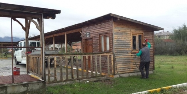 Kartepe’de Ahşap Kent Mobilyaları Bakımdan Geçiriliyor