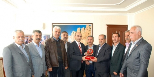 Adıyaman Valisi Demirtaş’a Muhtarlardan Başarı Plaketi