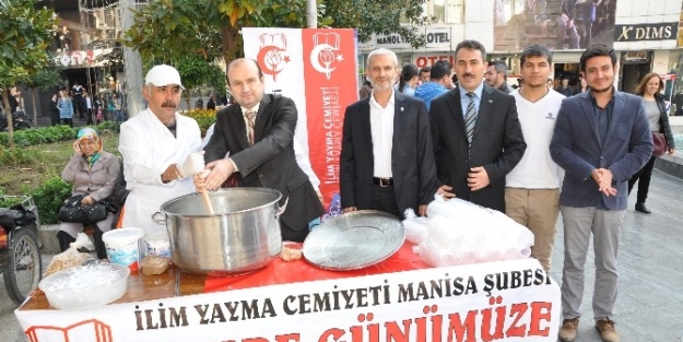 İlim Yayma Cemiyeti Manisa Şubesi Aşure Dağıttı
