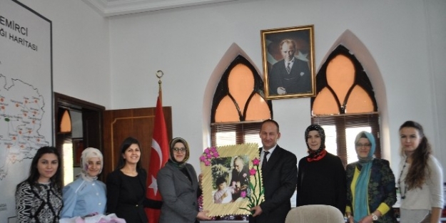 Demirci’de Kaymakama Anlamlı Hediye