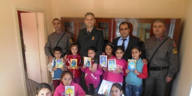 Jandarmadan Okula Kütüphane