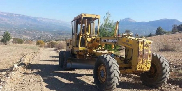 Büyükşehir Beldelerde Yol Açma Ve Asfaltlama Çalişmasina Devam Ediyor