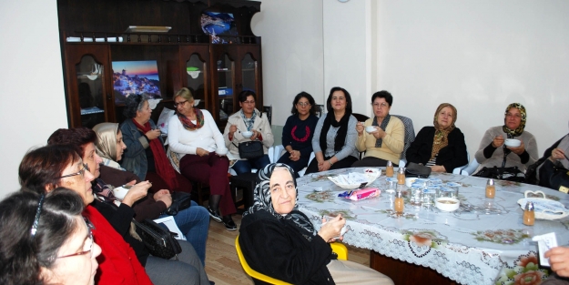 Giritliler ve Yanyalılar Derneği aşure dağıttı