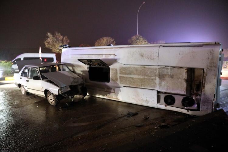 Otomobille çarpışan polis midibüsü devrildi: 5'i polis 6 yaralı