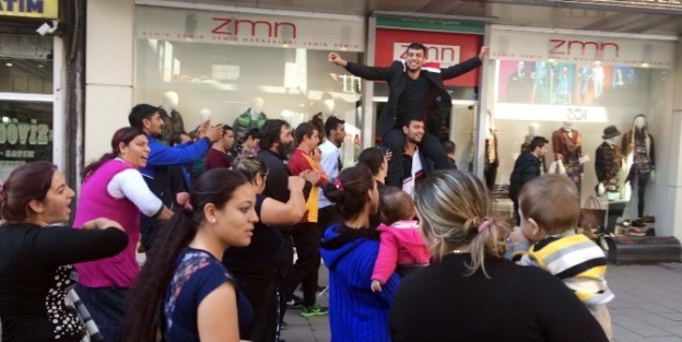 Romanlar Göbek Ata Ata Asker Uğurladı