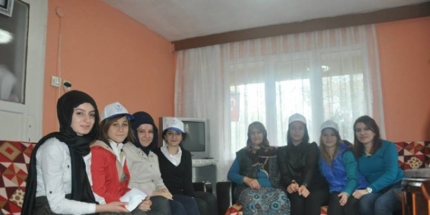 Gençlik Merkezi Aşure Dağıttı