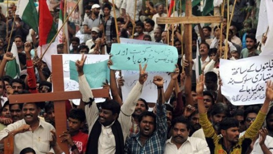 Kuran'a hakaret eden çifti yaktılar