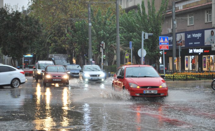 İzmir'i sağanak vurdu!