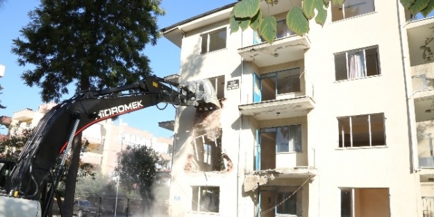 Selçuk’ta Eski Halk Eğitim Binası Yıkıldı