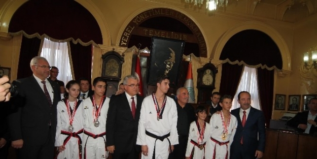 Edirne Belediyesi, Başarılı Sporcuları Ödüllendirdi