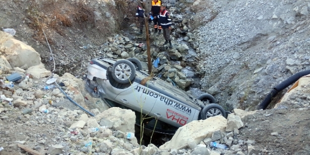 Muhabirler uçuruma yuvarlandı