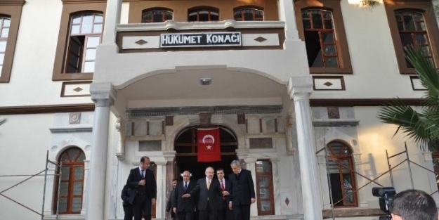 Vali Yaman Edremit’te 500 Yıllık Hükümet Konağını İnceledi