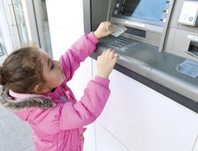 Küçük kız bankadan tam 4 bin lira çekti!