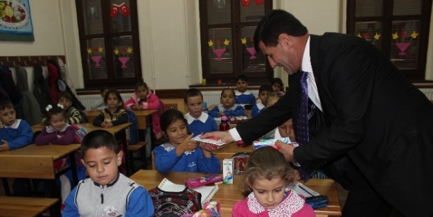 Muhtardan Öğrencilere Diş Fırçası Ve Diş Macunu