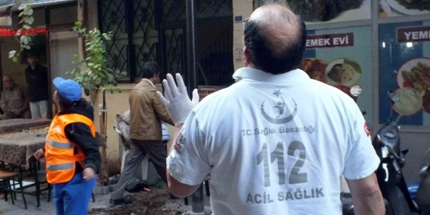 Cinnet getiren kadın eşyalarını sokağa fırlattı