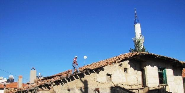 Tehlike Oluşturan Metruk Binaların Yıkımı Devam Ediyor