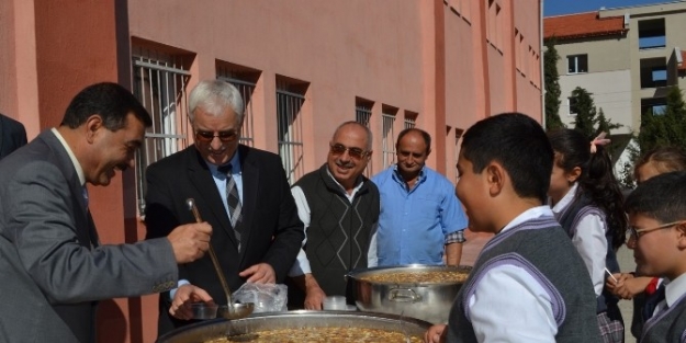 Kula İmam Hatip Lisesi Aşure Dağıttı