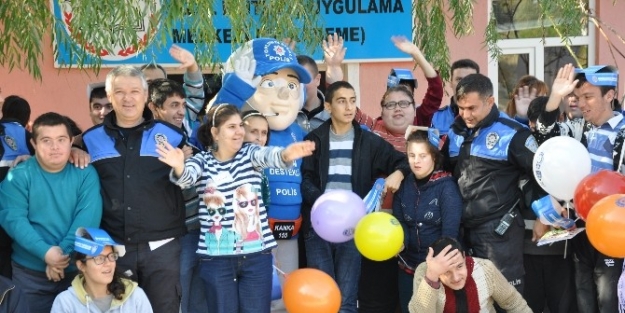 Somalı Minikler ’kanka Polis’i Çok Sevdi
