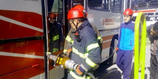 Demir Korkuluk Otobüse Saplandı