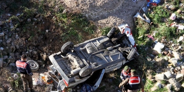 Direksiyon Hakimiyetini Kaybeden Sürücü Şarampole Yuvarlandı: 4 Yaralı