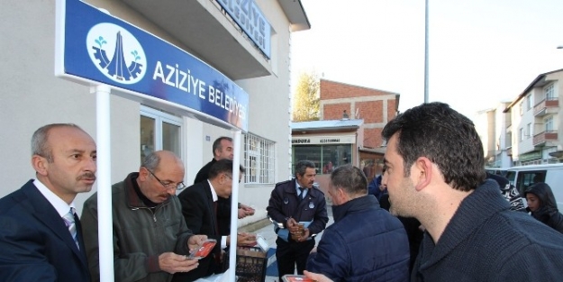 Aziziye Belediyesi Aşure Dağıttı…