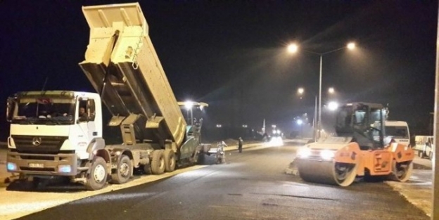 Erzincan Belediyesine Ait Asfalt Ekibi Gecesini Gündüzüne Katarak Çalişiyor