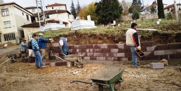 Köyde İmece Usulü Mezarlık Çevre Duvarı Yapım Ve Onarımı