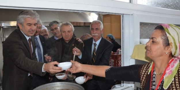 Akhisar Cem Evinden Aşure Etkinliği