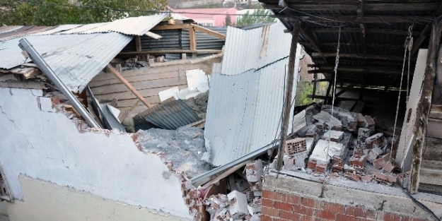 Gümüşhane’de Kaya 3 Katlı Evin Üzerine Düştü: 1 Yaralı