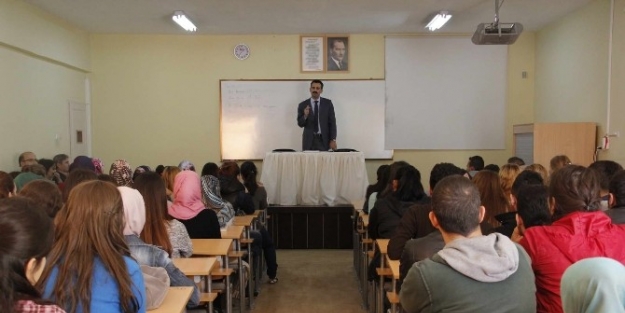 Sosyal Medya Ve Gençlik Konulu Konferans Düzenlendi