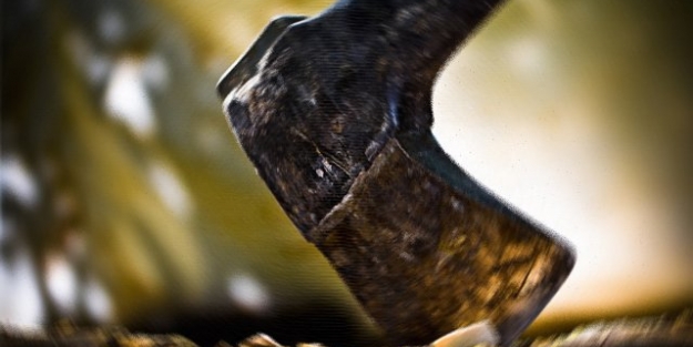 Polis şüpheliyi baltayla öldürdü!