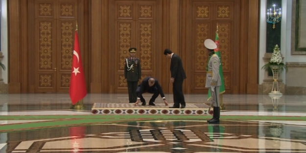 Cumhurbaşkanı Erdoğan Türk Bayrağı'nı yerde bırakmadı!