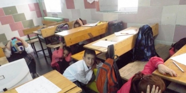 Cumhuriyet Ortaokulu’nda Deprem Ve Yangın Tahliye Tatbikatı
