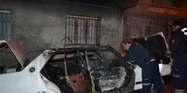 Park Halindeki Otomobil Yanarak Hurdaya Döndü