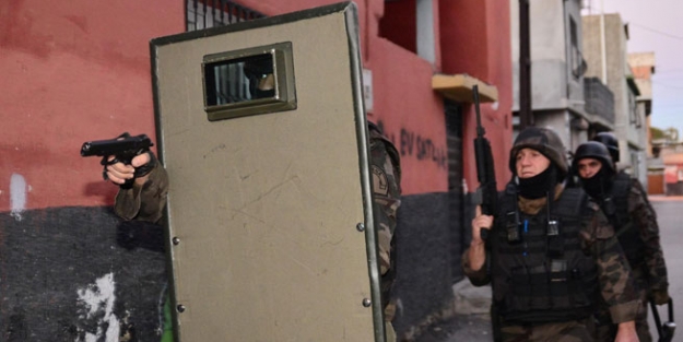 Adana'da şafak baskını