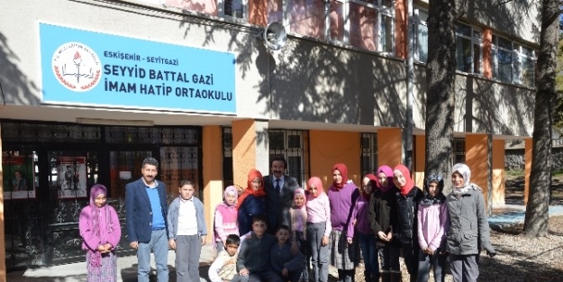 Sevilen Yazar Ve Sanatçı Atak Seyitgazili Öğrencilerle Buluştu