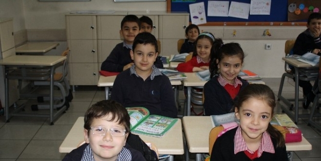 Akansu Koleji, 8 Yıldır Güne Kitap Okuyarak Başlıyor