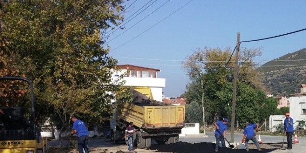 Foça’da Bozuk Yollara Bakım Yapılıyor