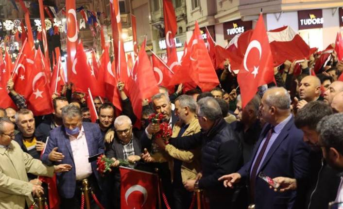 İstiklal Caddesi'nde bombalı saldırıyı kınamak için taksiciler karanfil bıraktı!