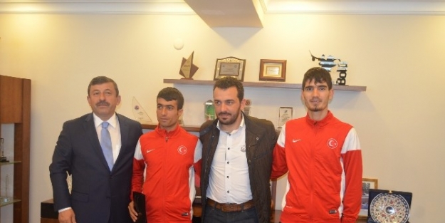 Dünya İkincisine 10 Cumhuriyet Altını Hediye Etti