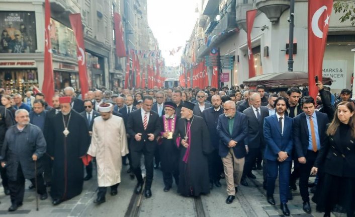 İstiklal Caddesi'nde 'teröre karşı birlik ve beraberlik yürüyüşü' düzenlendi